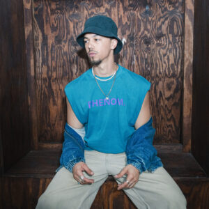 Box crop blue "phenom." tee